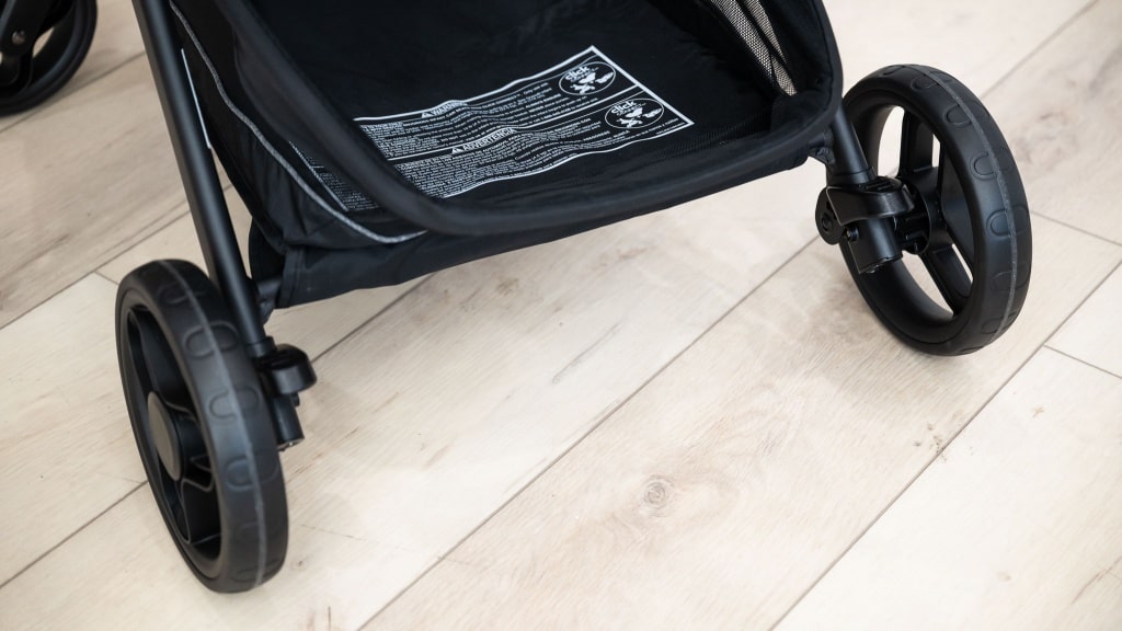 kind of wheels are featured on the Graco Modes Nest Travel System?